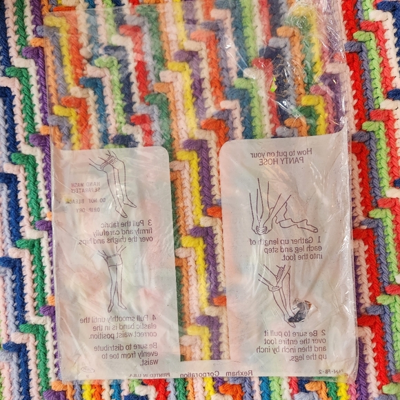 🤎 Vintage 1990s Tan/Brown Textured Nylon Pantyhose 🤎 - Picture 9 of 11